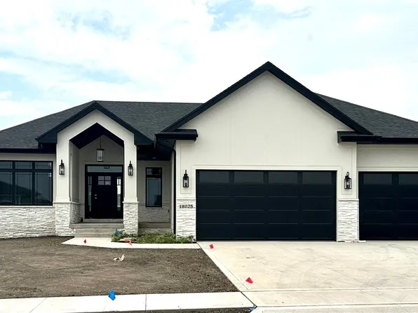 18025 Townsend Dr, Clive, IA 50325