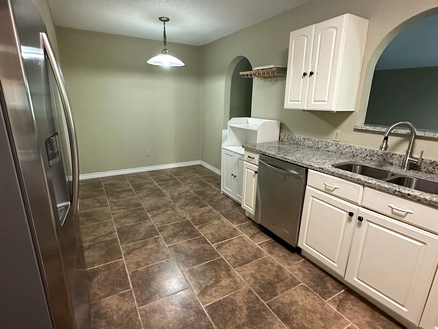 4 bed, 1900 sqft, $2,700 — Photo 2