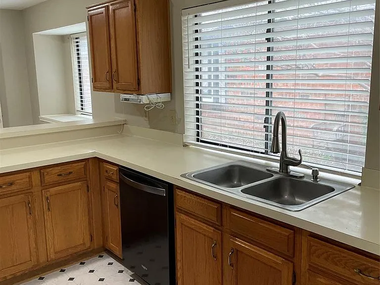 1402 Sheppard Ln — Photo 3