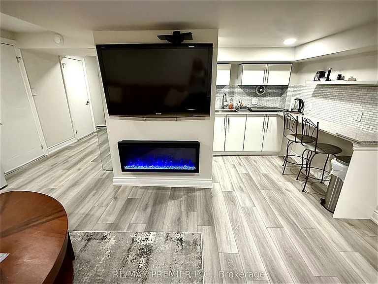 77 Largo Cres #LOWER — Photo 8