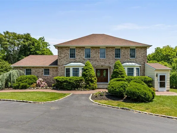 140 N Country Road, Mount Sinai, NY 11766