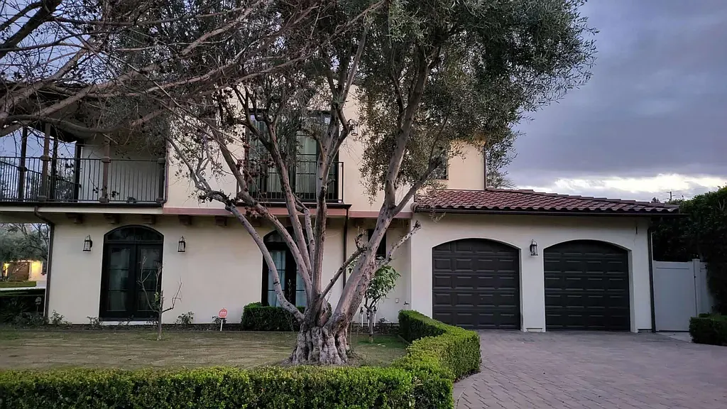 4 bed, 3184 sqft, $5,995 — Photo 2