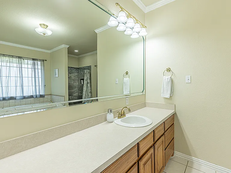 1606 S Hyde Park Ave — Photo 14