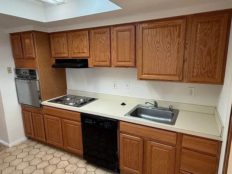 1732 Farmington Ct — Photo 3