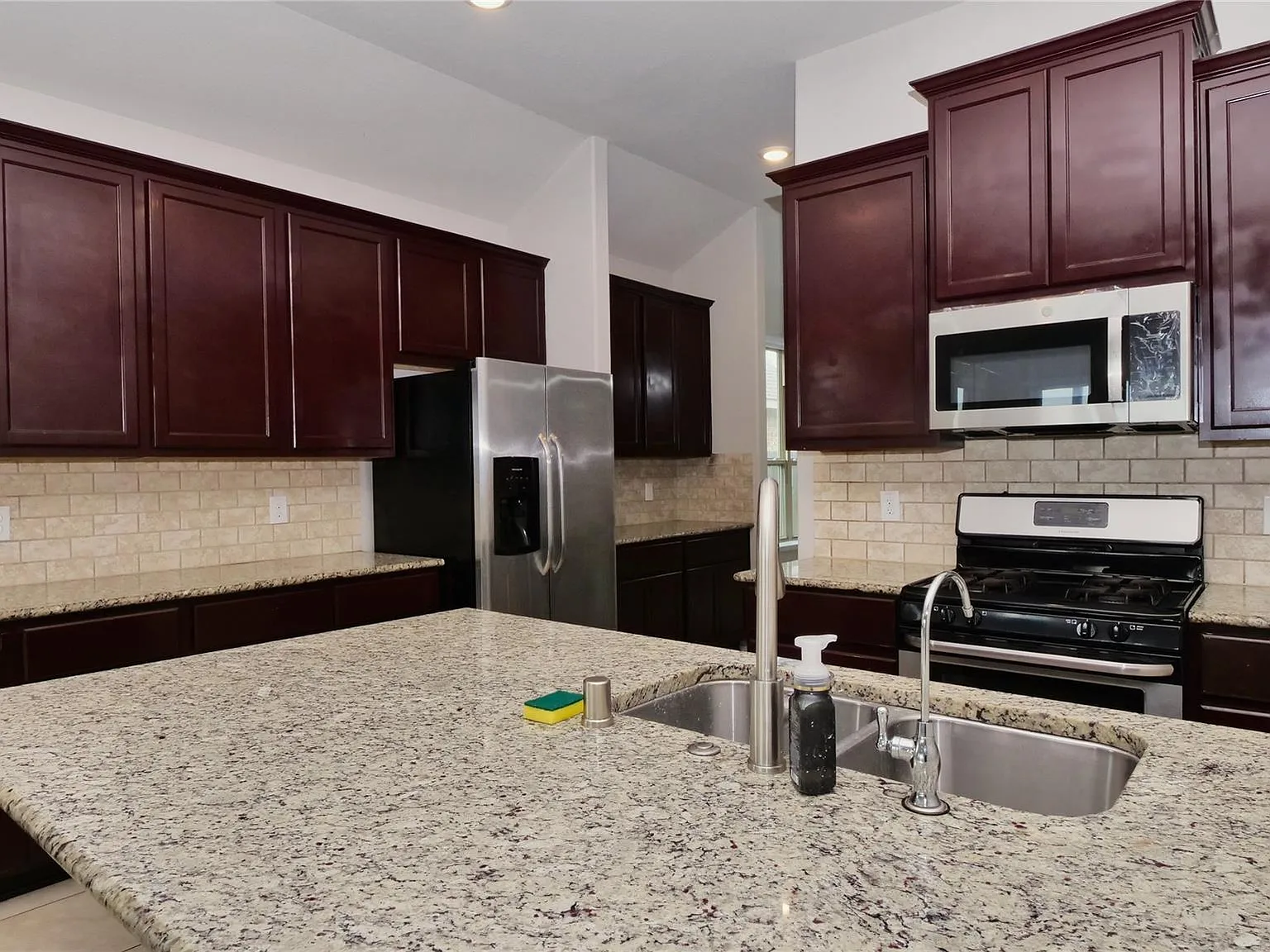 4 bed, 3.0 bath, 2317 sqft, $2,190 — Photo 3