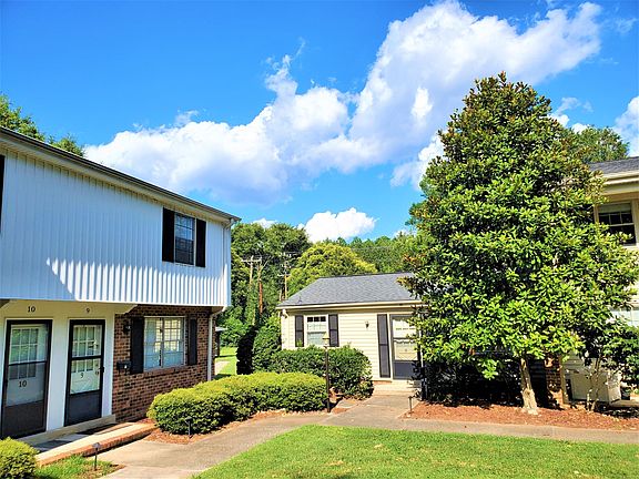 4th image of 1002 Willow Dr APT 10