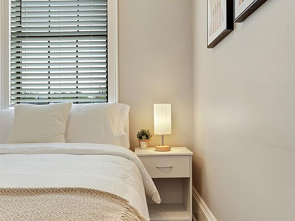 5th image of 206 W 42nd St #206B