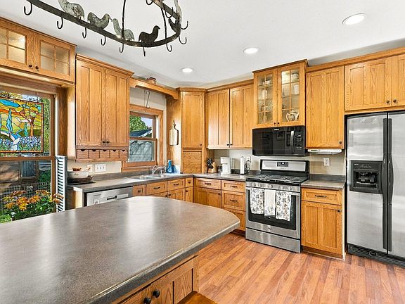 4th image of 212 6th St E