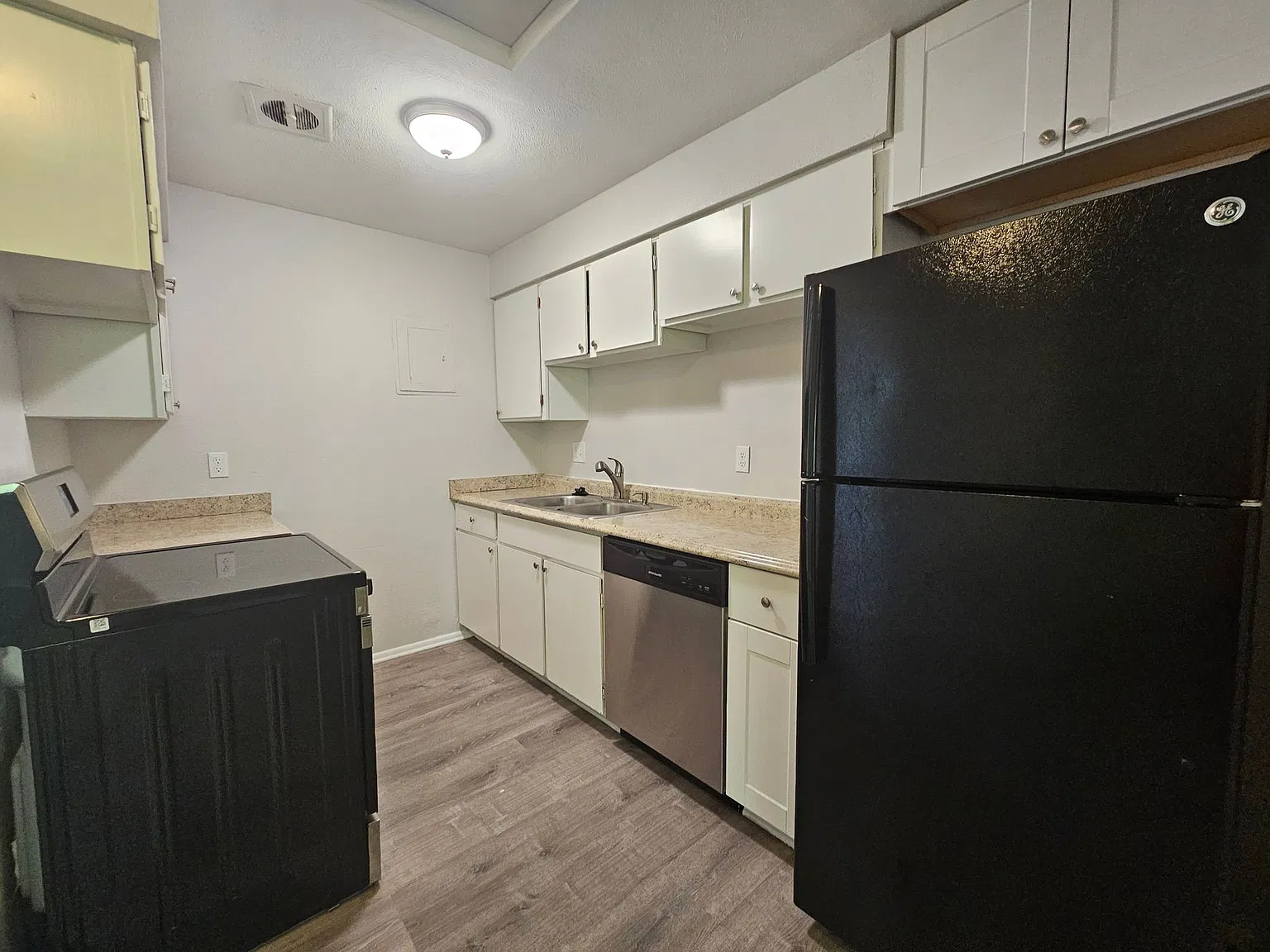 Arvada Pet Friendly 3 Bed 2 Bath Duplex w/ Washer/Dryer! — Photo 4