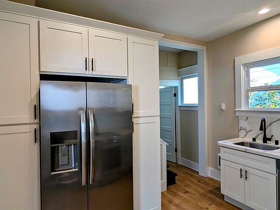 5th image of 833 S Oakes Street