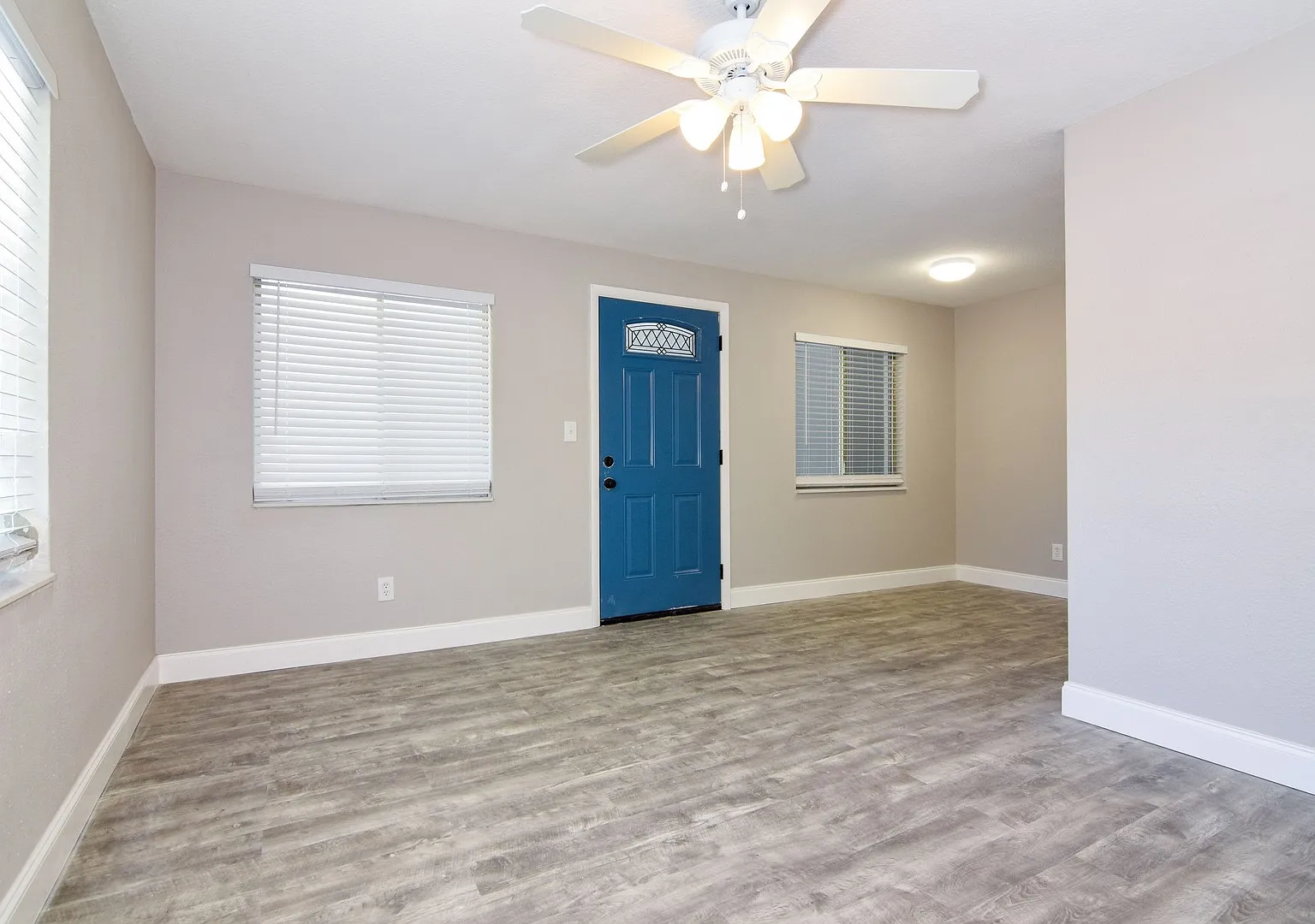 Condominium Grade Apartment in Old Northeast — Photo 4