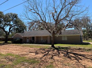 511 Edgewater St, Clute, TX 77531