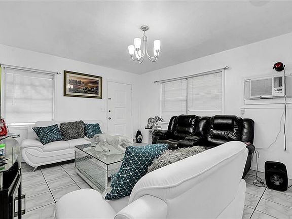 3rd image of 420 Poinciana Cir