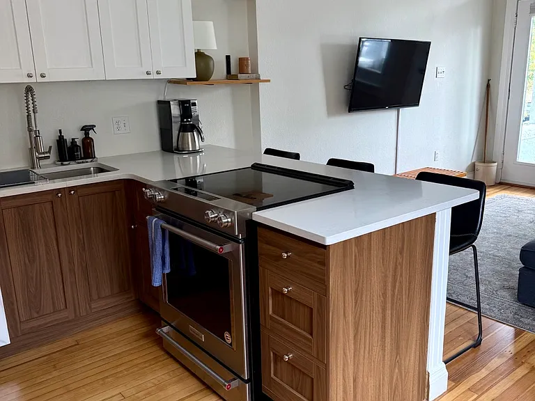 1573 N Hooker St — Photo 3