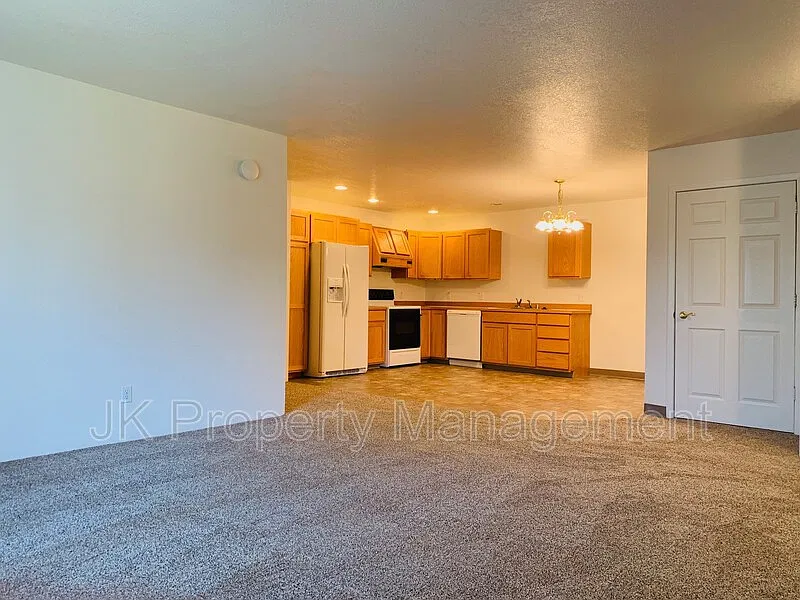 2 bed, 1.0 bath, 1120 sqft, $1,299 — Photo 4