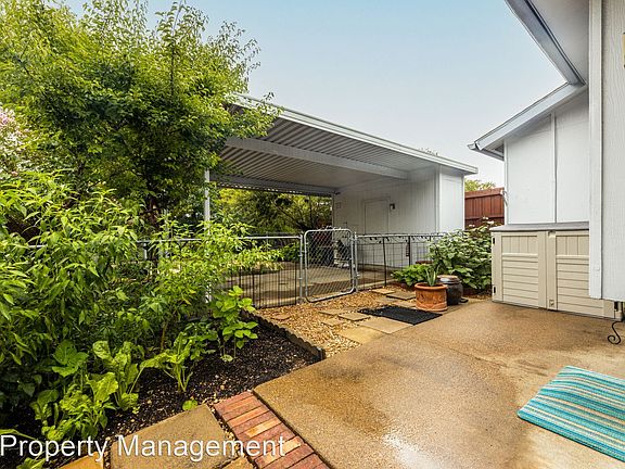 4th image of 3941 Queens Ct