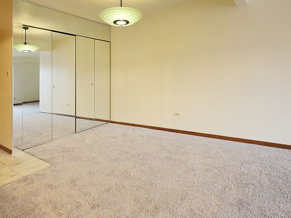 5th image of 6034 N Wolcott Ave APT 2N