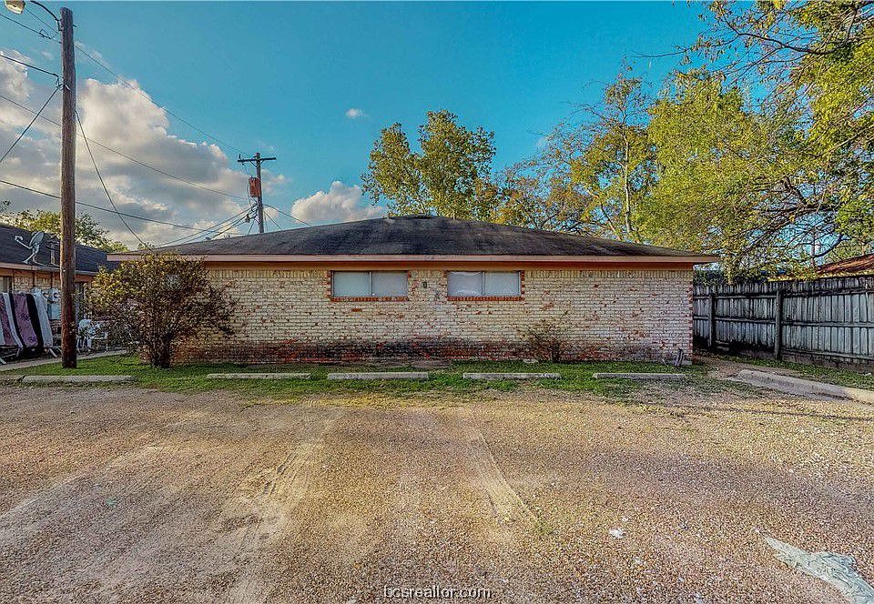 1st image of 206 Lynn Dr #D