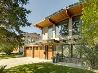 8 S Vardana Pl NW, Calgary, AB T3A 0C5