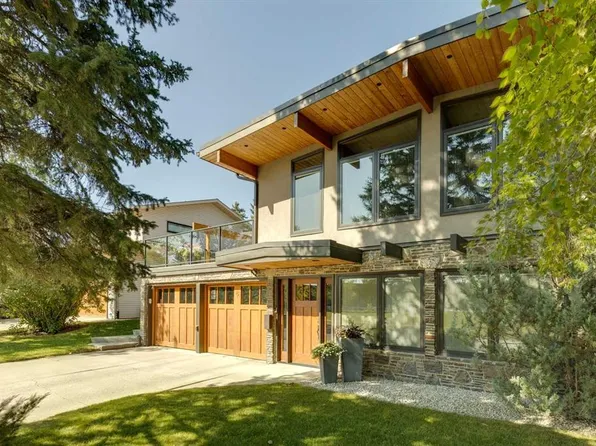 8 S Vardana Pl NW, Calgary, AB T3A 0C5