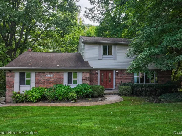 4752 Parview Dr, Clarkston, MI 48346