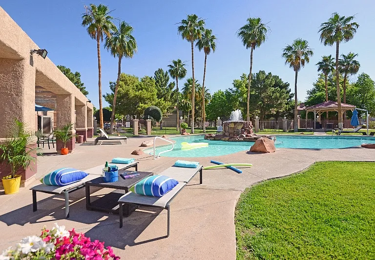 Cabana Club Apartments — Photo 1