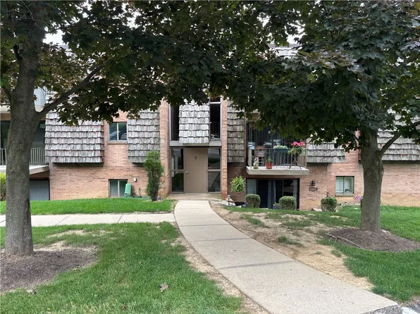 932 Forest Green Dr, Coraopolis, PA 15108