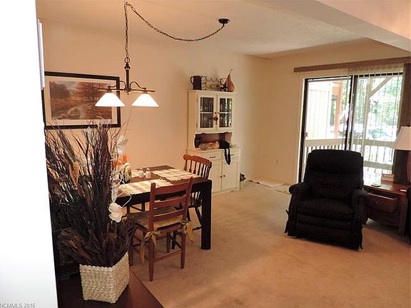 3rd image of 27 Wildflower Ln