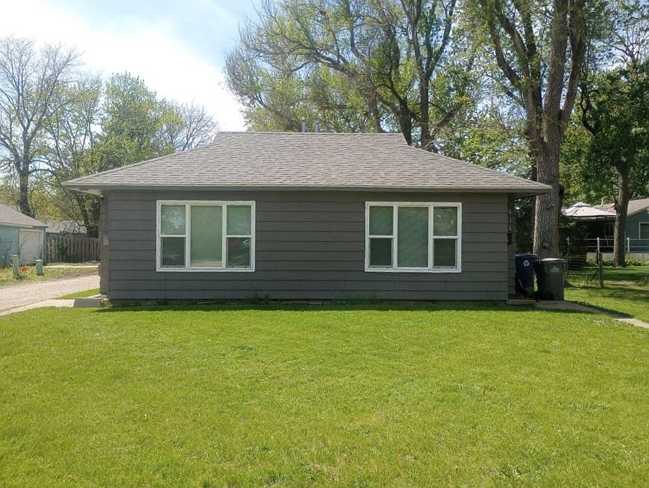 1st image of 809-811 9th Ave E