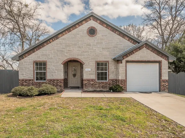 906 N Wilhite St, Cleburne, TX 76031