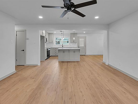 4th image of 214 N Avenue P