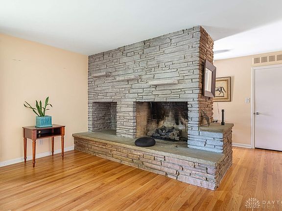 4th image of 641 Larriwood Ave