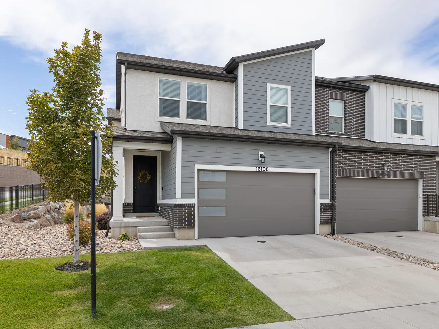 4 bed, 3.5 bath, 2331 sqft, $690 — Photo 2