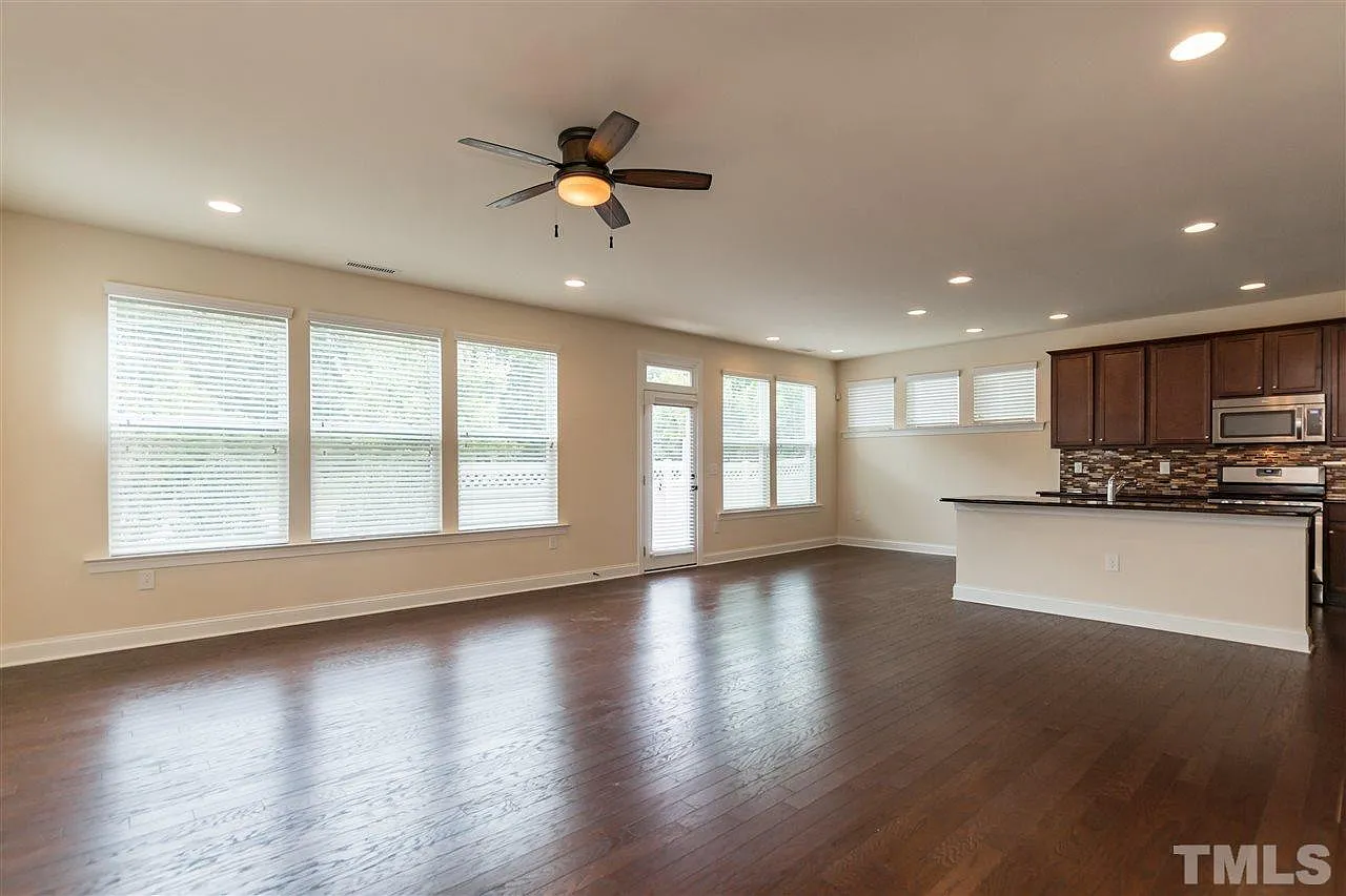 3 bed, 2.5 bath, 2200 sqft, $2,450 — Photo 2