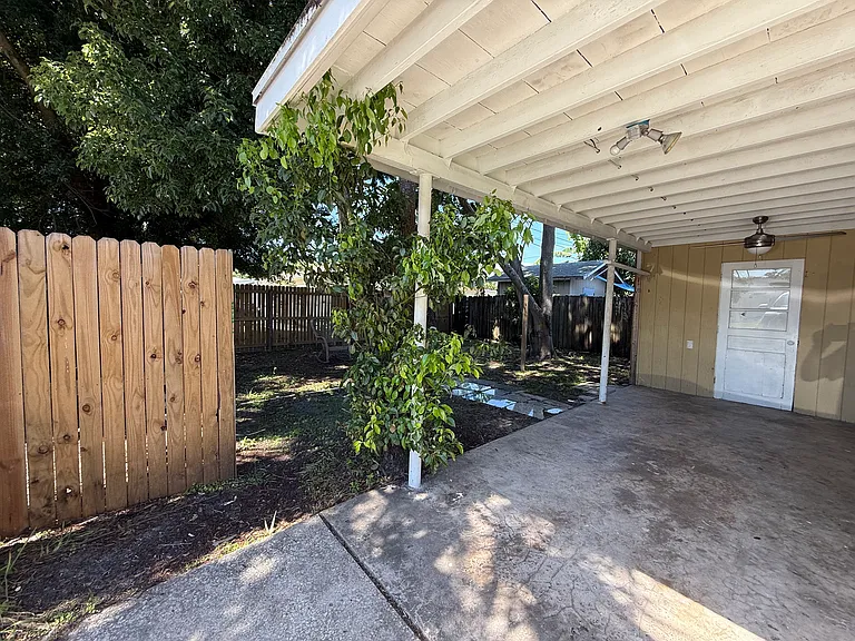 3550 Kingston St N — Photo 4