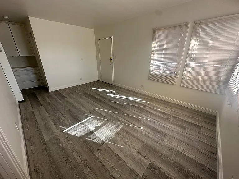 1945 W Vernon Ave #1/2 — Photo 2