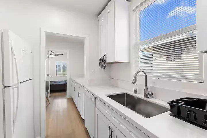 2 bed, 600 sqft, $2,500 — Photo 4