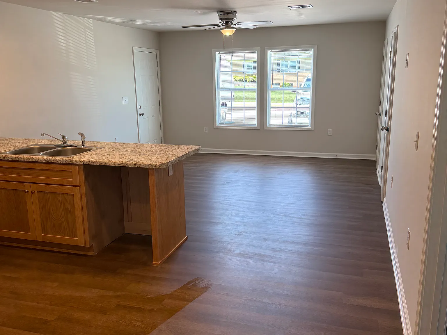 3 bed, 1.5 bath, 1025 sqft, $1,400 — Photo 3