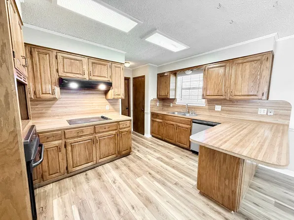 1315 Bullrush Dr, Baton Rouge, LA 70810