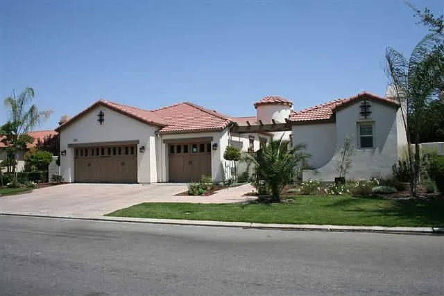 8720 Laguna Dr photo 1