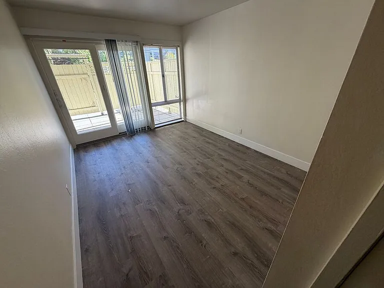 2255 Hearst — Photo 9