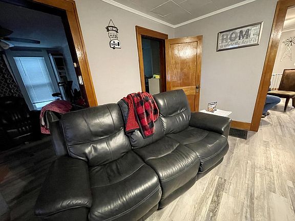 5th image of 313 Pleasant St