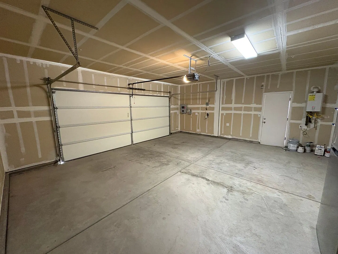 NW Visalia Home Near Shopping Center Available Now! — Photo 3