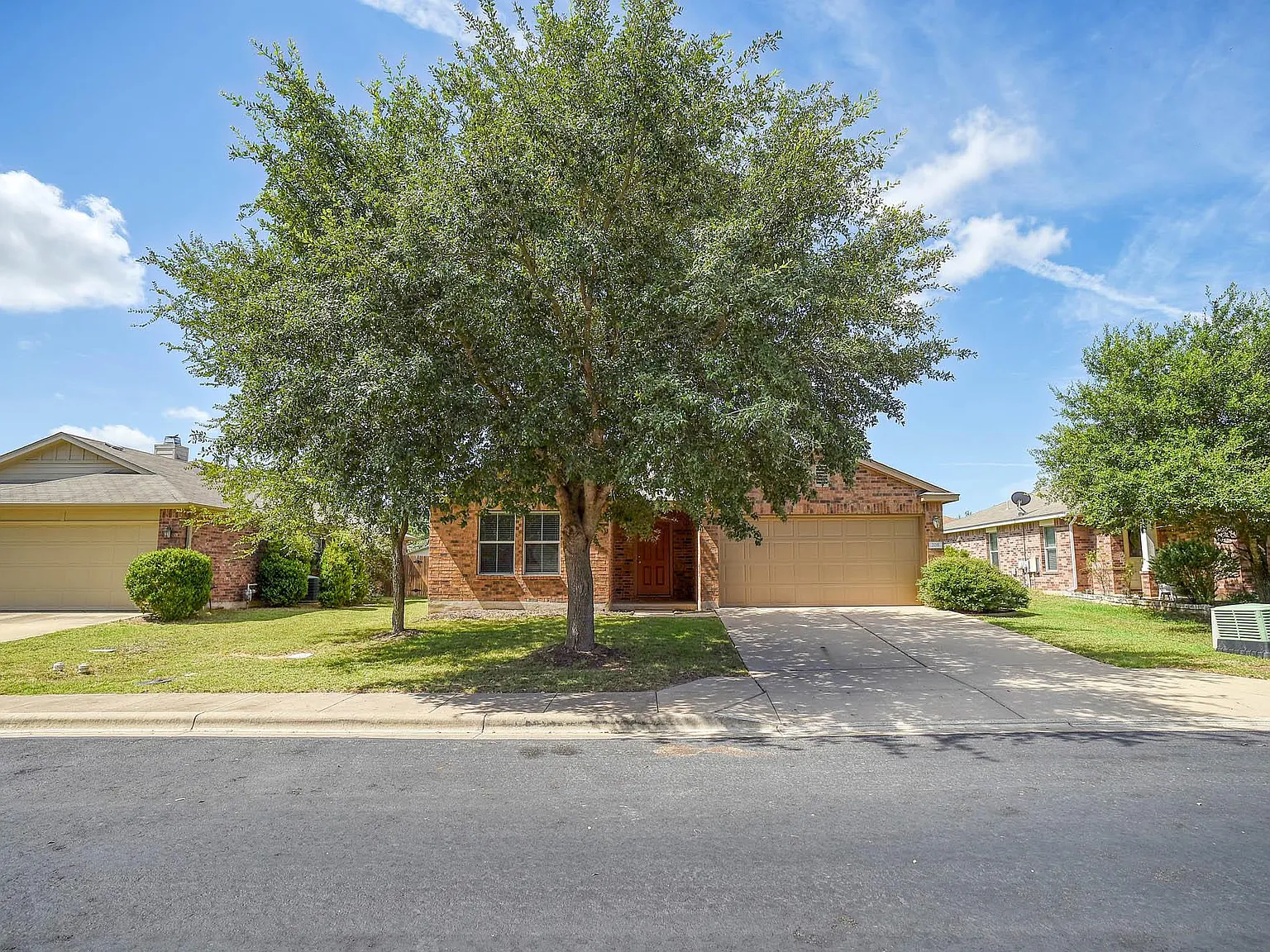 3 bed, 2.0 bath, 1390 sqft, $1,875 — Photo 3