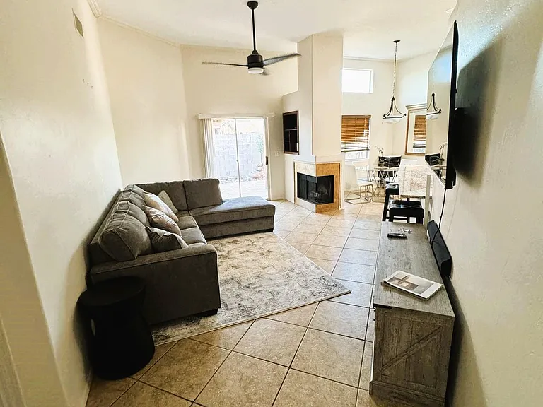 4349 E Haven Ln — Photo 4