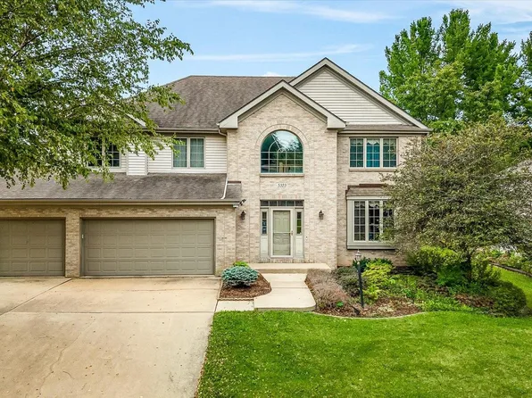5323 Regents Park Rd, Rockford, IL 61107
