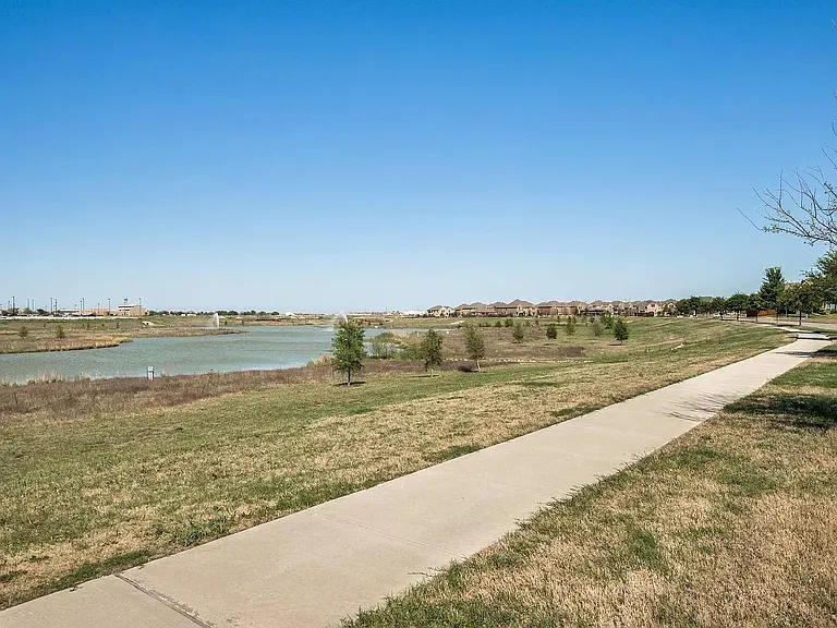 7772 Ivanhoe Dr — Photo 3