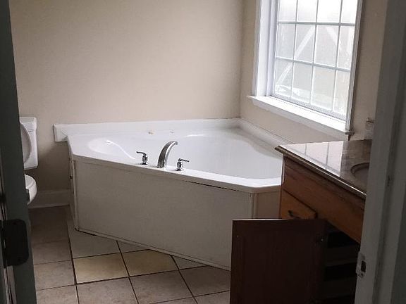 Master Jetted tub