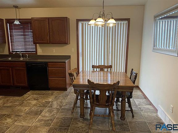 3rd image of 4017 W 93rd St