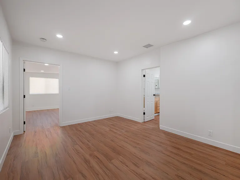 121 S Lotus Ave — Photo 10